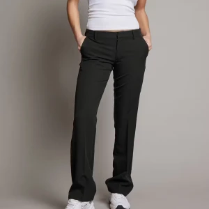 Kostymbyxor  - dem är i storlek 36 men har sytt in dem en del så dem sitter som en 34, helt slutsålda på bikboks hemsida💞💞 skriv för fler bilder