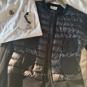 Moncler cardigan - Moncler cardigan i storlek xs, har alla tillbehör kvar och har varit fruktansvärt rädd om den. Säljes då den inte kommer till användning mera