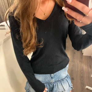 Svart ribbad långärmad tröja från lager 157 - Svart långärmad tröja från lager 157. Aldrig använd och väldigt skön att ha på sig, storlek M