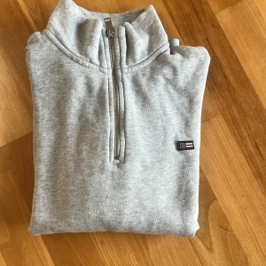 Lexington tröja  - Säljer en helt ny lexington tröja i färgen grå, aldrig använd pga att den var för liten när jag köpte den. bara skriv om ni undrar något om fler bilder eller pris!! Ny 550 kr mitt pris 400