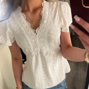 Vit spetsblus XS - Vit somrig blus från SHEIN i storlek XS. 