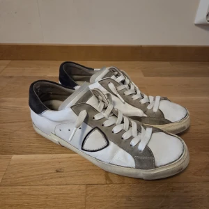 Vita Philippe Model skor - Snygga Philippe Model sneakers - strl 44  PRSX Low Man Mixage Pop - Färg: Blanco Bleu  Skick: 7/10 - Slitna sulor med ett mindre hål i men annars i fint skick  Ingår: Originalkartong, dustbag & äkta Philippe Model-tag  Storlek: 44  Snabb leverans  Skriv vid frågor eller för fler bilder  Pris kan diskuteras vid snabb affär!
