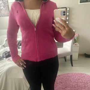 Ralph lauren  - Fin rosa kofta ifrån ralph lauren som aldrig har kommit till användning och är därför i fint skick är villig att sänka priset vid snabbt köp