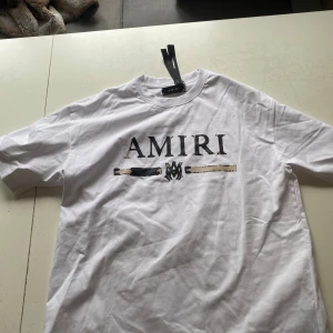 Vit AMIRI t-shirt  - Helt ny amrir t shirt med tag storlek s men sitter mer som M eller L