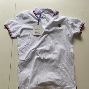 Moncler pike  - Moncler piké helt ny storlek m sitter lite större 