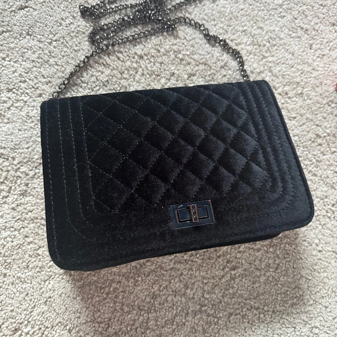 Svart quiltad axelväska i sammet