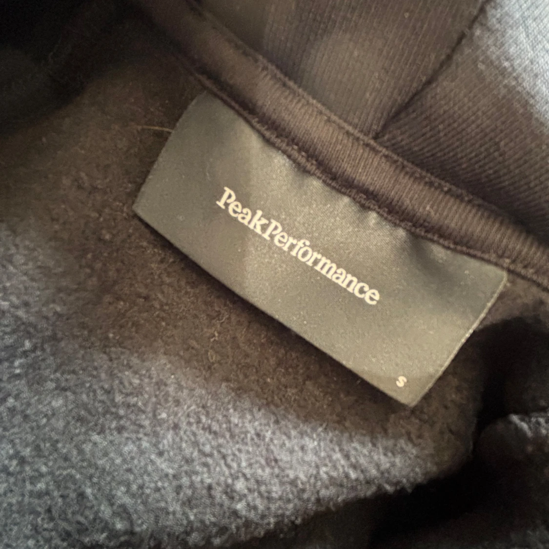 Svart hoodie från Peak Performance - 3