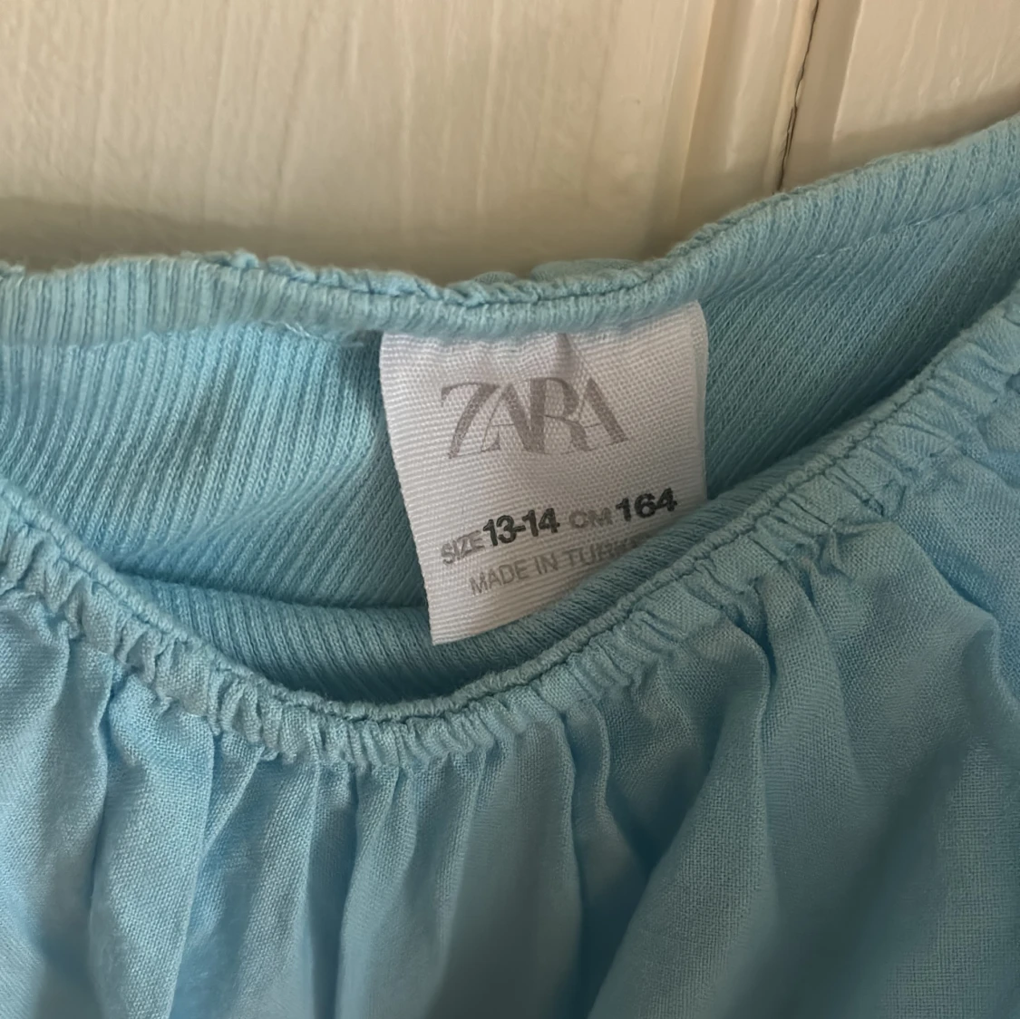 Ljusblå oneshoulder topp från Zara - 1