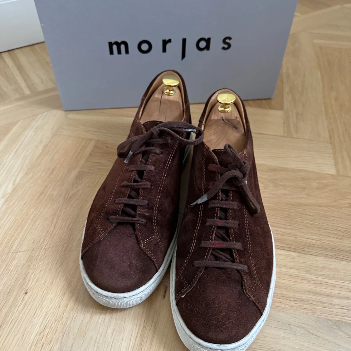 Bruna mockasneakers från Morjas