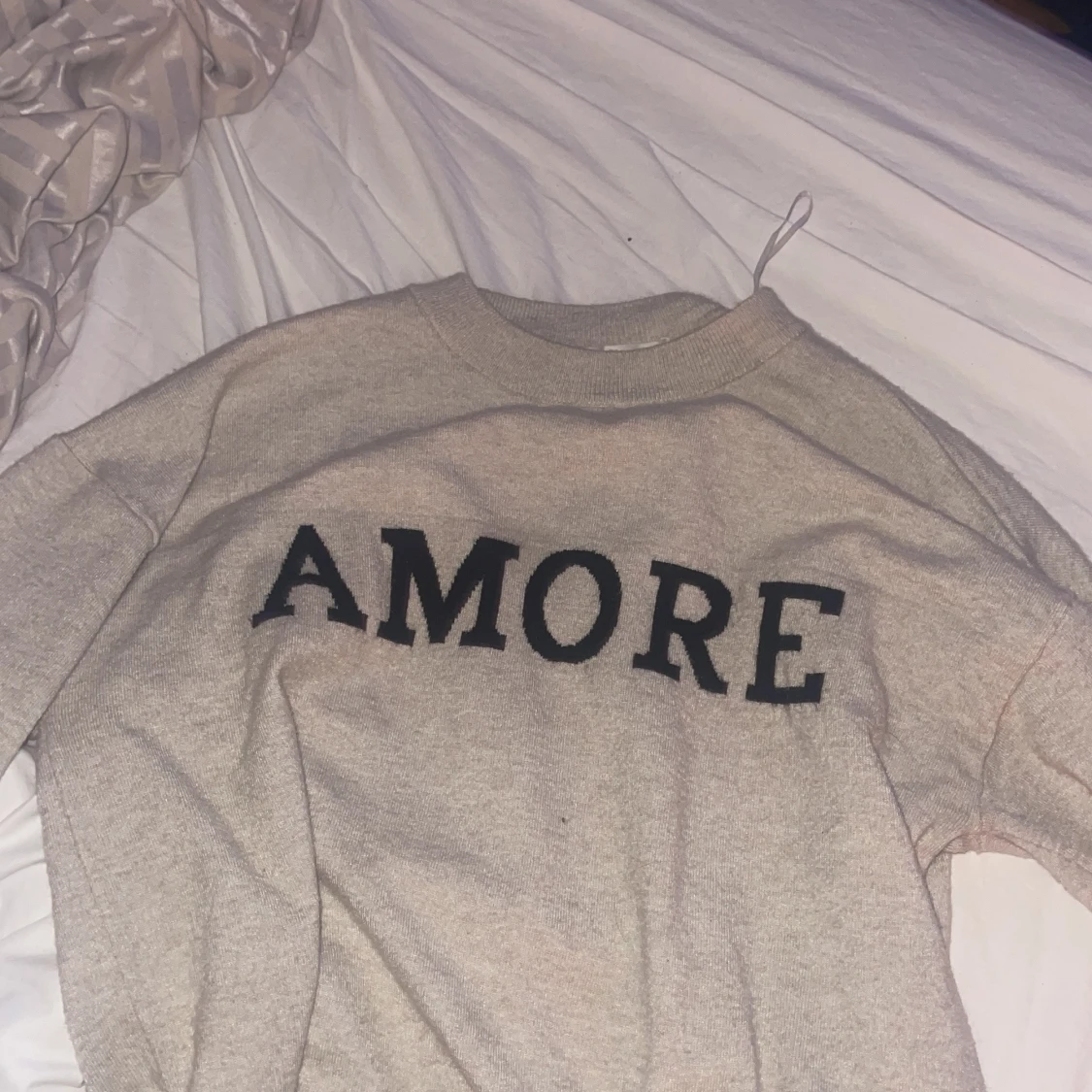 Beige stickad tröja med svart text Gina Tricot - 1