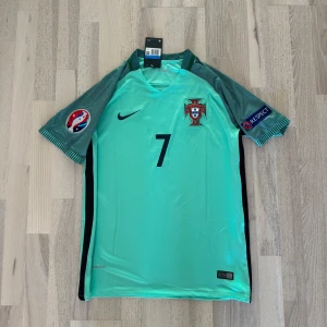Portugal 2016 Ronaldo 7  - Helt ny med tagg. Storlek M. Skriv om ni vill ha mer information 