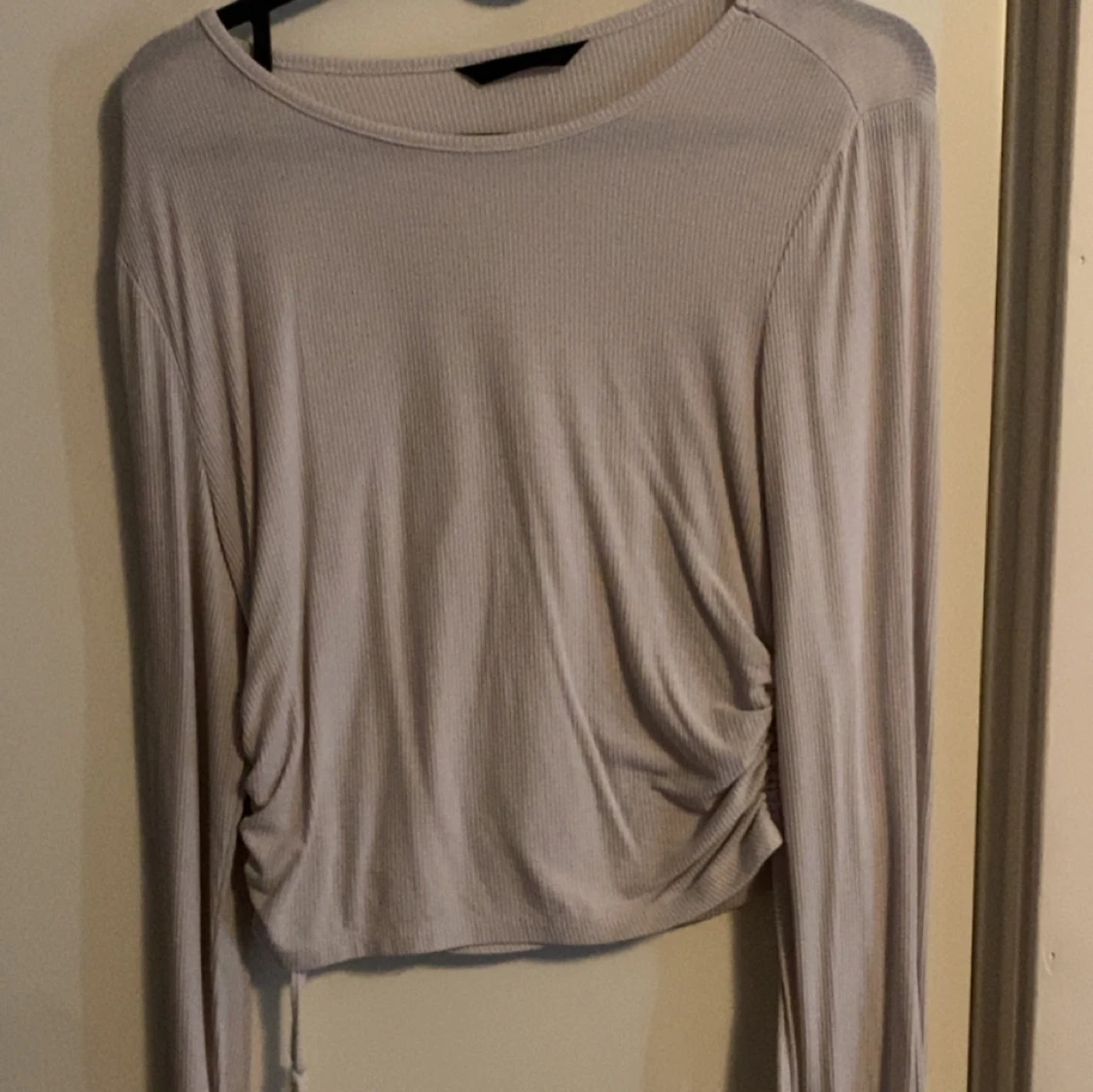 Beige ribbad långärmad topp