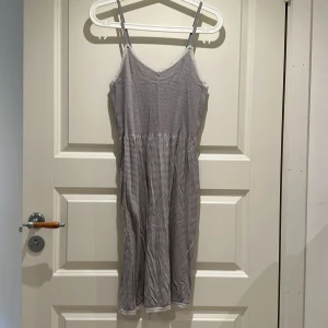 Grå- och vitrandig nattlinne - Söt grå nattlinne med tunna vita ränder och smala axelband. Lätt och bekväm passform med en enkel, avslappnad stil.