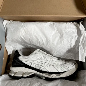 Asics Gel Kayano 14 Unaffected - Asics gel kayano 14 collab med Unaffected. Självklart äkta. Mycket bra skick storlek 44.  Skriv om du har några funderingar.