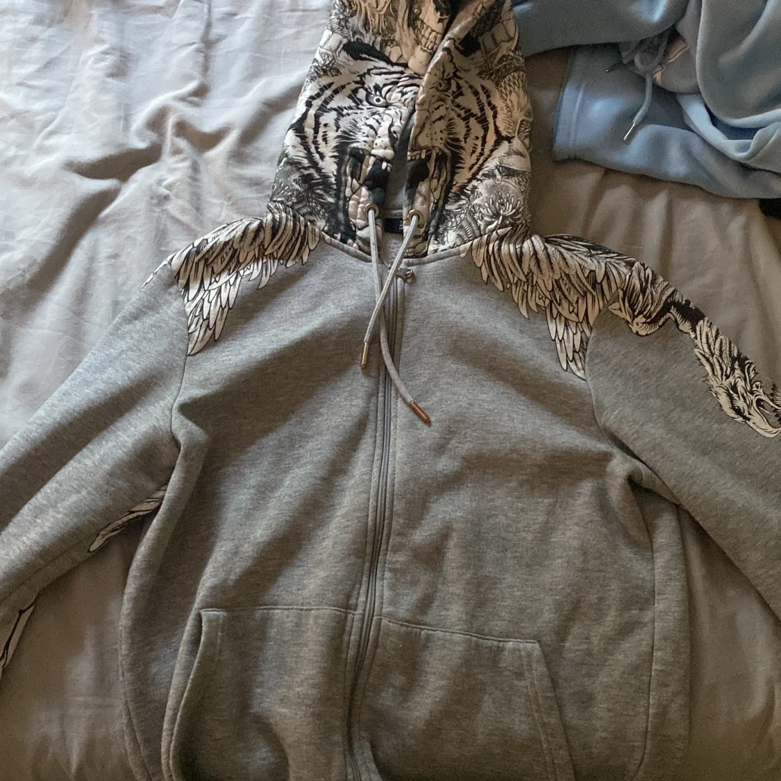 Grå hoodie med tiger och dödskalle