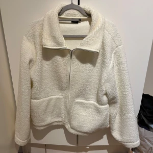 Vit pilejacka - Vit Pile/teddy jacka. Använd några gånger. Passar M/S med en lite oversized passform