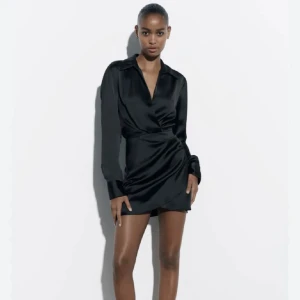 Svart omlottklänning i satin - Snygg svart kort omlottklänning i satin🩷