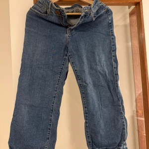 Blå  jeans  - Ett par mörkblå jeans i storlek S med hög midja och raka ben. Jeansen har en rå kant nedtill. Jag är 157cm och jeansen kommer lite över min ankel.