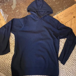 Oscar Jacobson cashmere hoodie - Cashmere blend hoodie från Oscar Jacobson för riktigt bra pris i nyskick knappt använd. Hojta bara till om du har någon fråga.