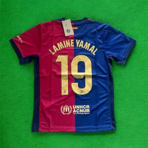 FC Barcelona Lamine Yamal tröja Nike - Snygg FC Barcelona matchtröja med Lamine Yamal och nummer 19 på ryggen. Tröjan är kortärmad och har klassiska blå och röda paneler, klubbmärke på bröstet och Nike-logga. Tillverkad i lätt och ventilerande material, perfekt för fotbollsplanen eller att bära som supporter.