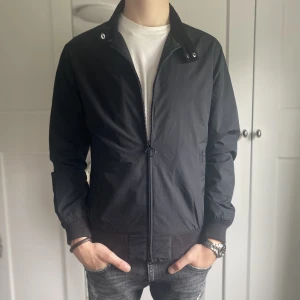 Barbour Jacka - Tjena, säljer nu min jacka från barbour. Jackan är i nästan i nyskick och kommer i storlek S men passar även M. Nypris ligger runt 2300kr. Vid frågor och funderingar tveka inte att höra av dig!!!