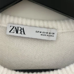 Stickad topp - Söt stickad topp från Zara! Storlek M men sitter perfekt på mig som har xs💞 ganska kort!