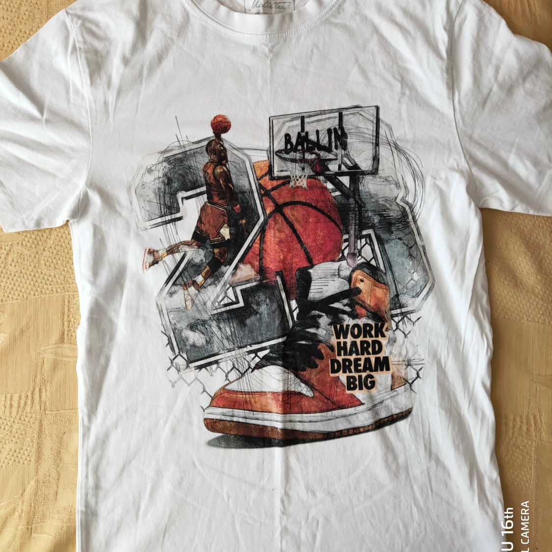 Vit basketinspirerad t-shirt med tryck