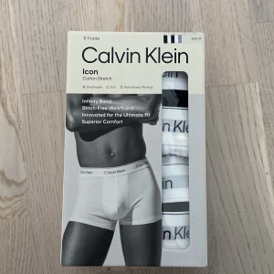 Calvin Klein vita och svarta trunks - Min pojkvän köpte fel storlek och insåg när han testat 1 av 5 kalsonger, därav bara 4 i paketet! 4-pack Calvin Klein trunks i vitt och svart med klassisk logotyp på midjeresåren. Oanvända - endast öppnat paketet och tagit ut 1 och ej rört de andra 4. Köpta för ca 600kr, kvitto finns! 