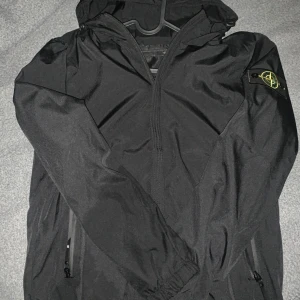 Vindjacka från Stone Island - Helt ny vindjacka, inga defekter. 