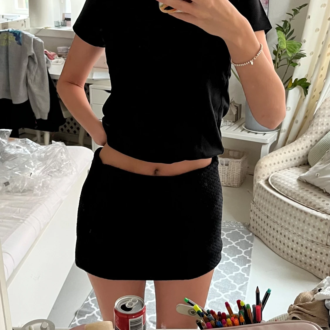 Svart stickad kortkjol