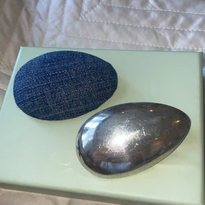 Två ovala diademclips jeans & silver - Säljer två snygga ovala diademclips – ett i blått jeanstyg och ett i blankt silverfärgat metallmaterial. Båda har praktiska clips på baksidan för enkel användning. Perfekt accessoar för att lyfta din look med en cool touch. 100kr för båda. 70 för endast 1. 