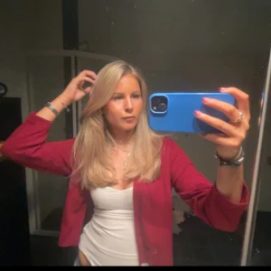 Röd plisserad kofta från Cappuccini - Säljer en snygg röd kofta från Cappuccini med plisserad nederkant. Använd 2 gånger typ. Köpt för runt 600kr julen 2023💖