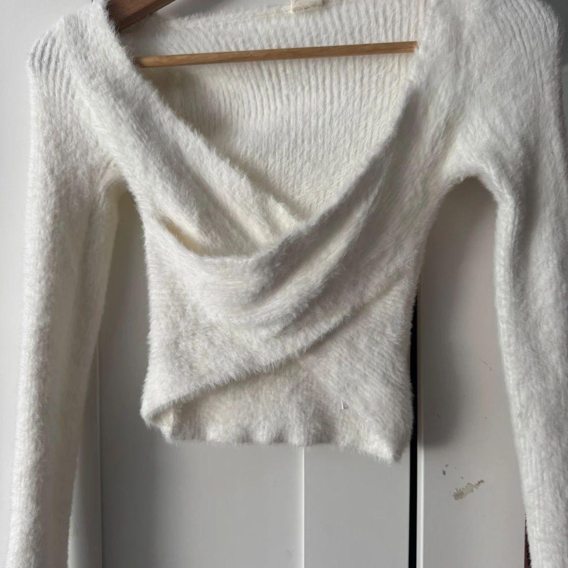 Vit fluffig croppad omlottopp - 1