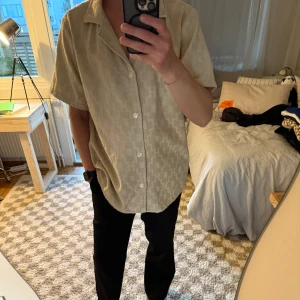 Terryskjorta från OAS, L - Säljer en beige terryskjorta från OAS i storlek L, tillverkad i 100% mjuk frotté-bomull. En riktig strandskjorta ”Made to use right after swim”. Använd ett fåtal gånger. Lång i modellen.