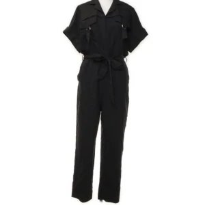 Svart jumpsuit med knytband - Svart jumpsuit med korta ärmar, knytband i midjan och raka ben. Snygga fickdetaljer framtill och krage ger en cool utility-vibe. Perfekt för dig som gillar en avslappnad men trendig look.