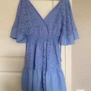 Blå sommarklänning - Superfin ljusblå sommarklänning säljer då den inte passar, aldrig använd så i nytt skick.