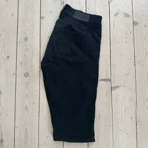  Tiger of Sweden - Svin snygga svarta jeans från Tiger Of Sweden. Passformen är normal/slim.                              Längd: 98cm📏 Bredd: 36cm📏w28/L32                                                            Skick: 9/10👍 Kontakta vid frågor, bud eller köp!🤩