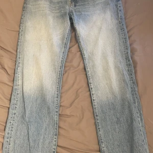 Ljusblå jeans från 157 Seattle - Säljer ett par ljusblå jeans från 157 Seattle med klassisk tvätt och raka ben. Jeansen har normal passform och är tillverkade i bomull. Perfekta för en chill och avslappnad stil. L34