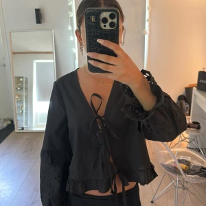 Långärmad blus  - Svart långärmad blus med snygga detaljer på ärmarna. Använt 1 gång och ser ny ut.
