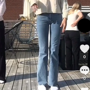 Bootcut jeans från Superdry, ljusblå - Snygga ljusblå bootcut jeans från Superdry i ekologisk bomull. Klassisk femficksmodell med normal passform och medel midja. Jeansen har en lätt tvättad look och är perfekta för en chill och trendig stil. 