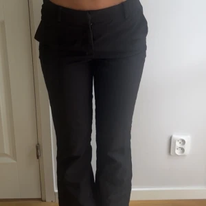 Bikbok kostymbyxor  - Super fina bikbok kostymbyxor i strl 36! Inte använda så särskilt mycket men finns en liten repa på rumpan men det syns inte från långt håll, skriv ifall ni vill se bild, den är nt djup eller något så kommer inte gå sönder 💗 Midjemåttet är 32cm och innerbenslängden är 74 cm