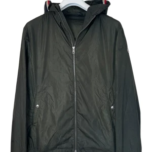 Moncler Grimperius  - Moncler Grimperius windbreaker. Storlek 5 / Xl. Skick 8/10. Finns lite vattenfläckar. Färg Khaki grön. Pris 2690kr finns att köpa på våran hemsida, Fashionels.com