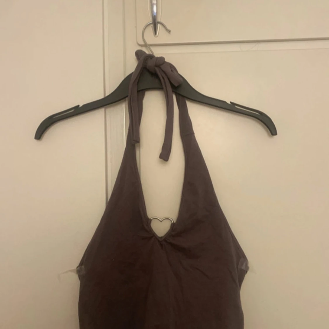 Grå halterneck topp med hjärtdetalj