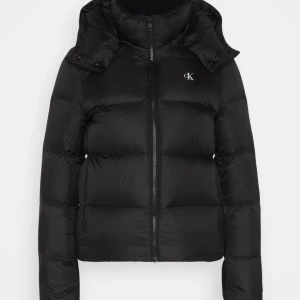 Svart pufferjacka från Calvin Klein - Säljer en svart pufferjacka från Calvin Klein. Perfekt för kalla dagar! Köpte den för 2200 i vintras och priset kan även diskuteras vid snabb affär.🤍