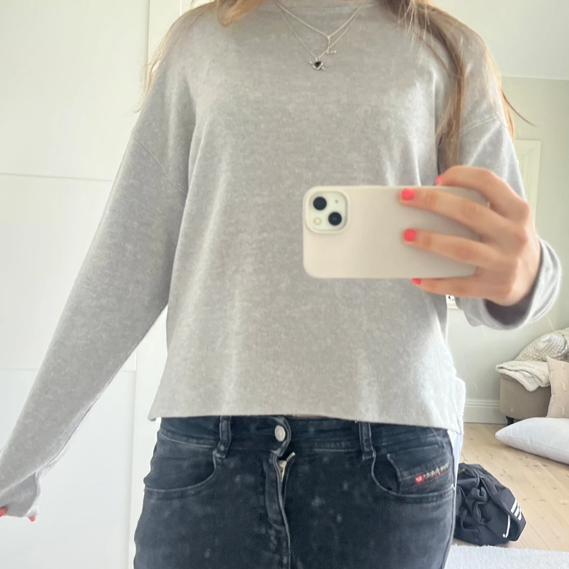 Ljusgrå stickad tröja med rund hals - 1