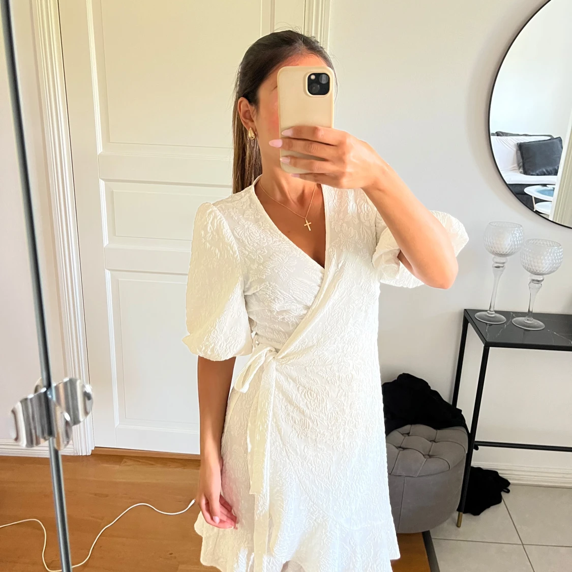 Vit omlottklänning med puffärm - 1