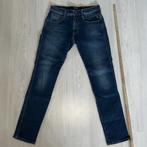 Replay Anbass Jeans - Tja säljer nu ett par Replay Anbass Jeans i storlek W31 för endast 399kr! Pris är ej hugget i sten hör av er i dm vid funderingar 🙌