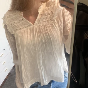 Vit blus - Säljer en blus från Ginatricot säljs bara för att den inte är min still. 