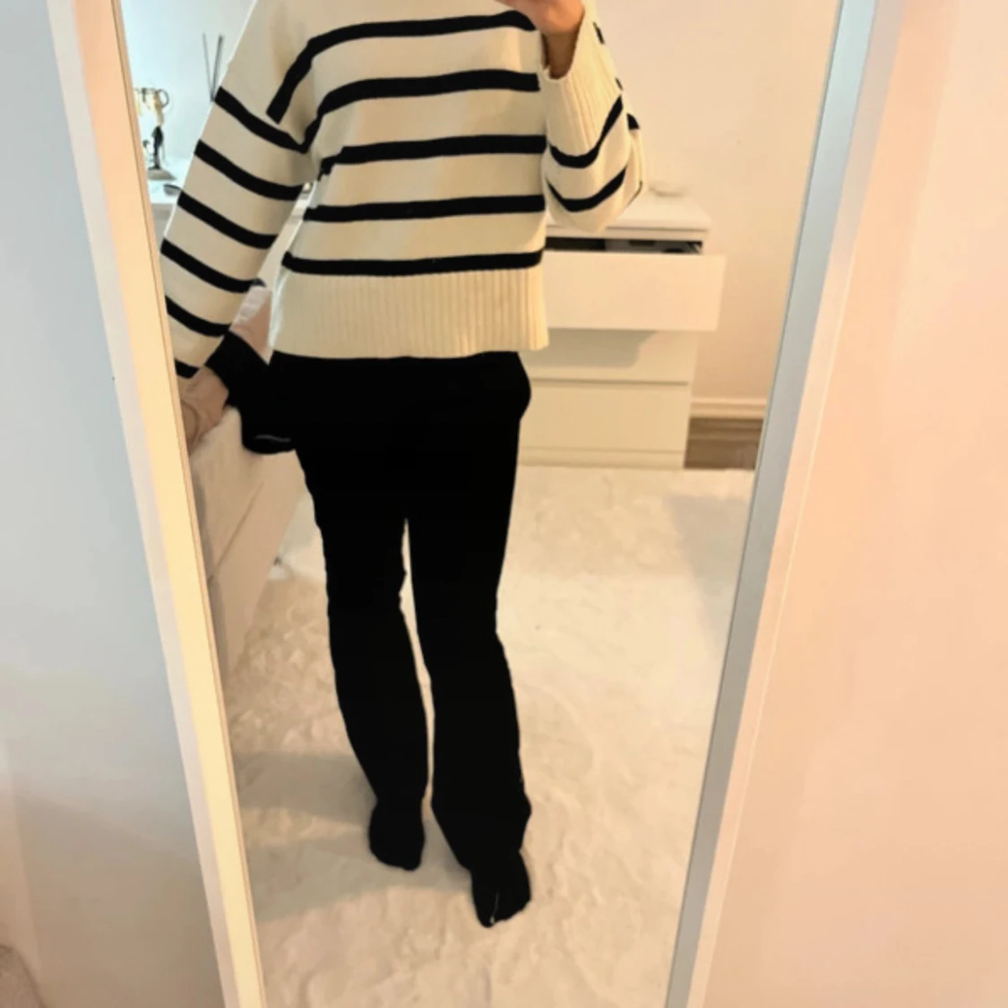 Randig stickad tröja i vitt och svart