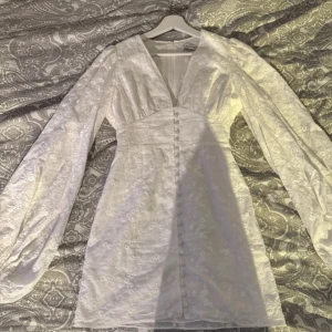 Vit kort klänning med puffärmar - Säljer den populära adoore klänningen i storlek 34, endast använd vid ett tillfälle 🩷